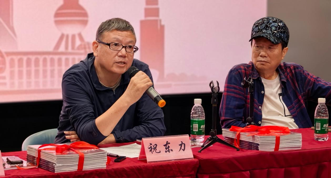 中国艺术研究院原副院长、中国社会主义文艺学会顾问祝东力(左)