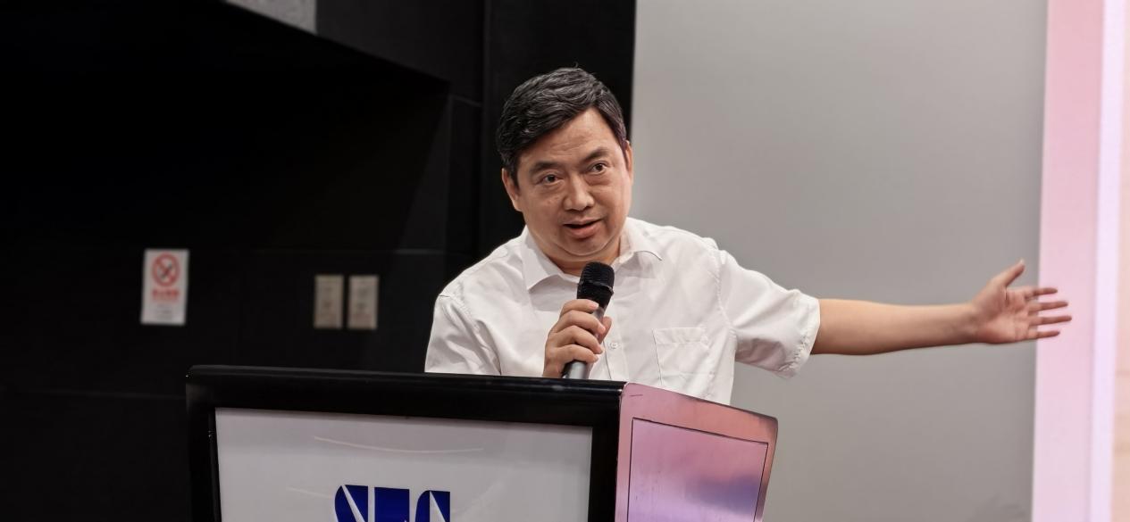 中国社会主义文艺学会常务副会长、公安部部级津贴专家、编审易孟林